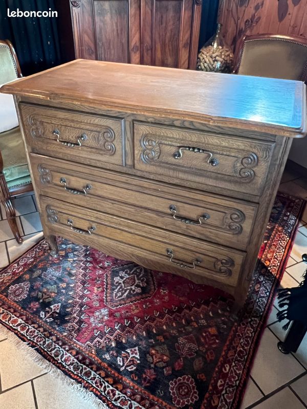 Jolie Commode Vintage en Chêne 4 Tiroirs avec Poignées Dorées Patinées Hauteur 86cm Largeur 89 cm (image 1)