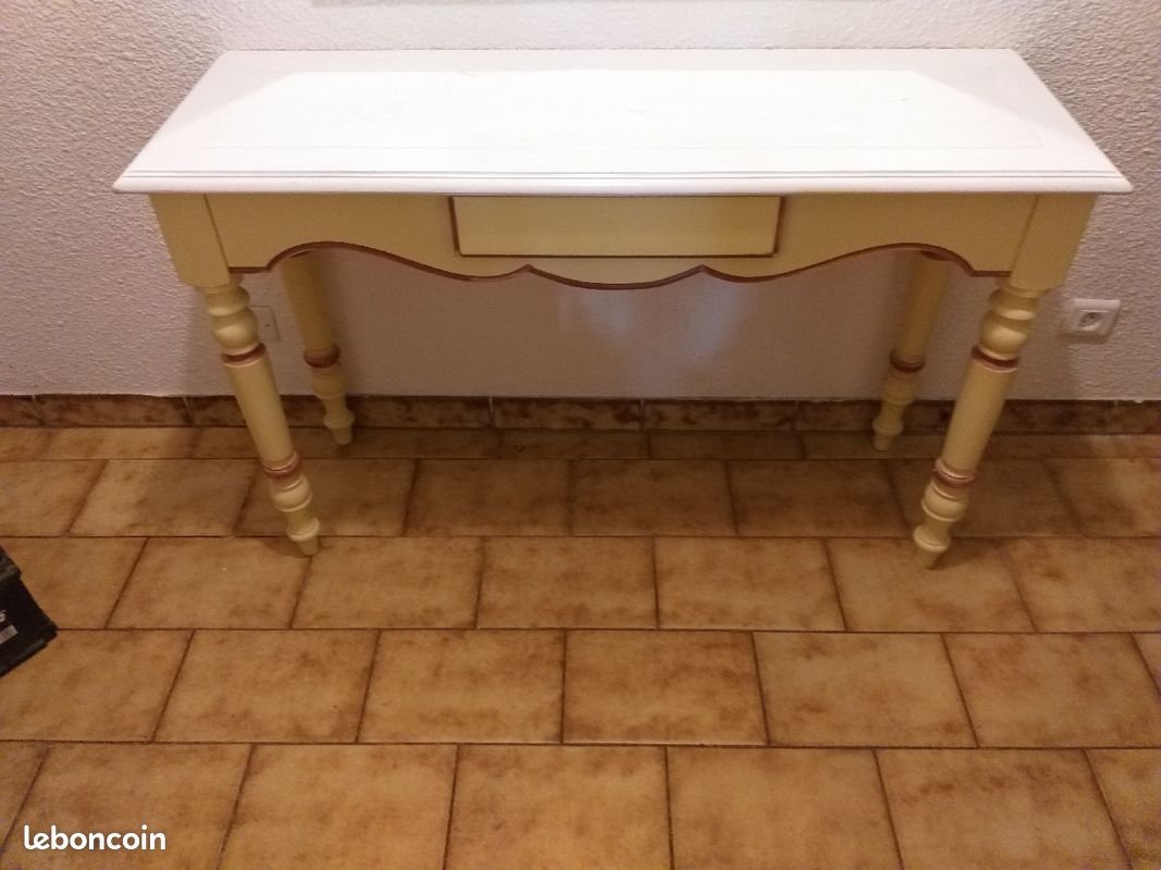 Bureau en bois blanc (image 1)