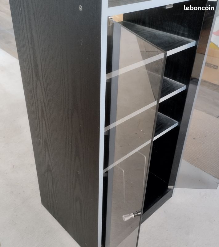 Meuble sur roulettes de rangement vertical doté d'une structure en bois mélaminé et de deux portes battantes en verre fumé et de plusieurs étagères (image 4)
