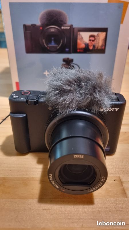 Appareil photo-video vlog ZV-1 sony / poignée-trépied VCT-SGR1 / pare-vent micro / Batterie rechargeable (image 1)