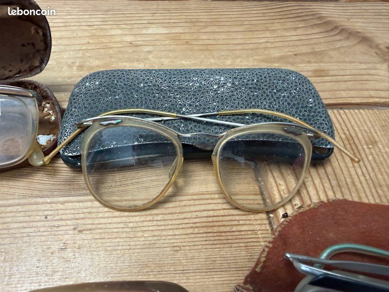 Lot de lunettes vintage et leur boîtier métalliques (image 3)