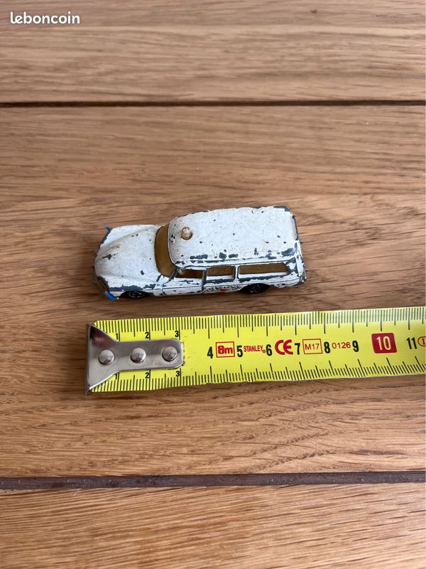 Ambulance ds 21 majorette 206 petite voiture figurine (image 3)