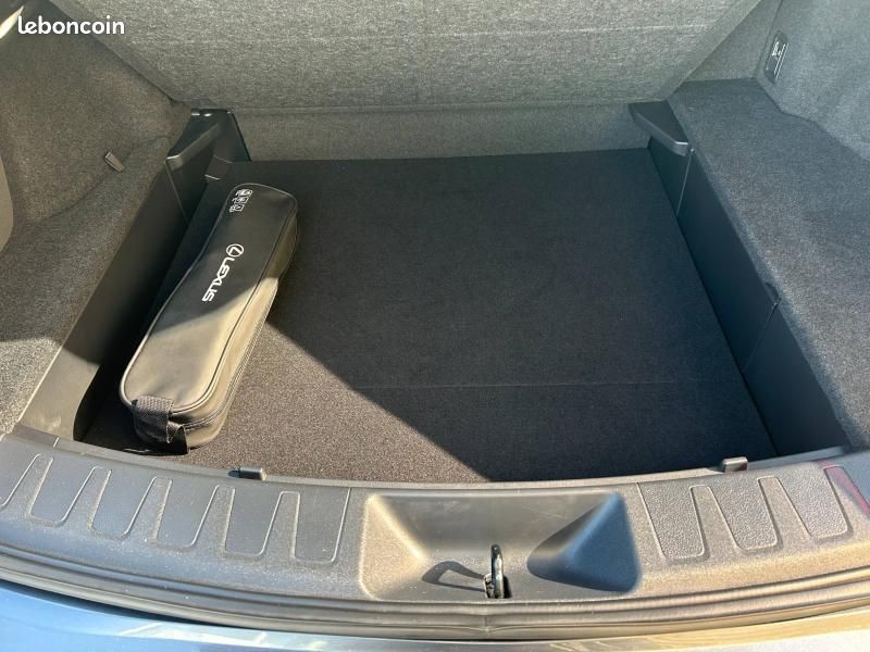 Lexus UX 250h Executive 2WD (image 24)