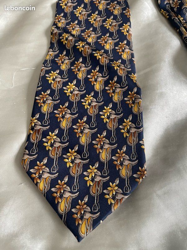 cravate CELINE vintage en soie bleu a motif