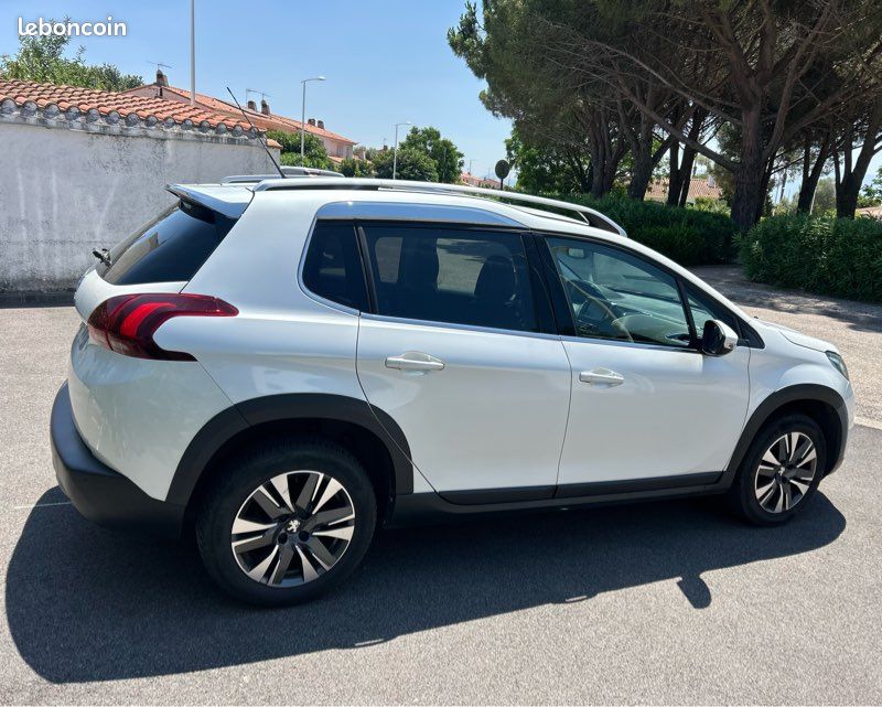 PEUGEOT 2008 1.2 Essence 110 CH Allure (image 3)