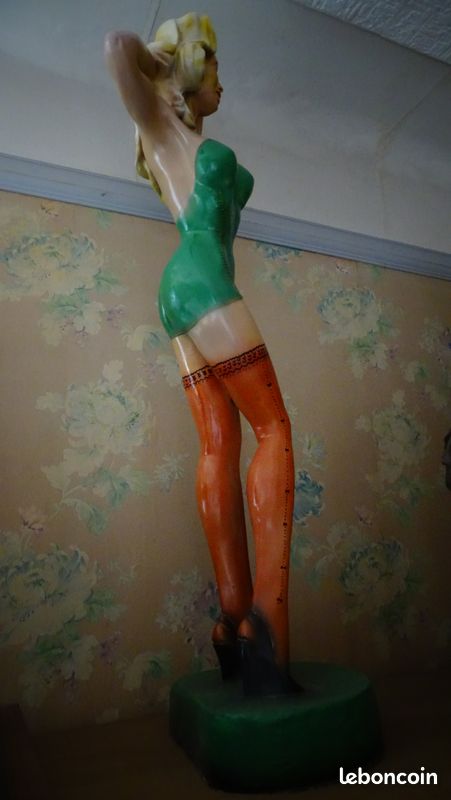 Statue pin up (image 2)