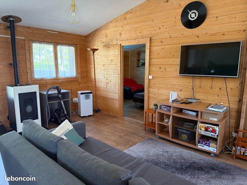 Maison style chalet en bois avec piscine (image 7)