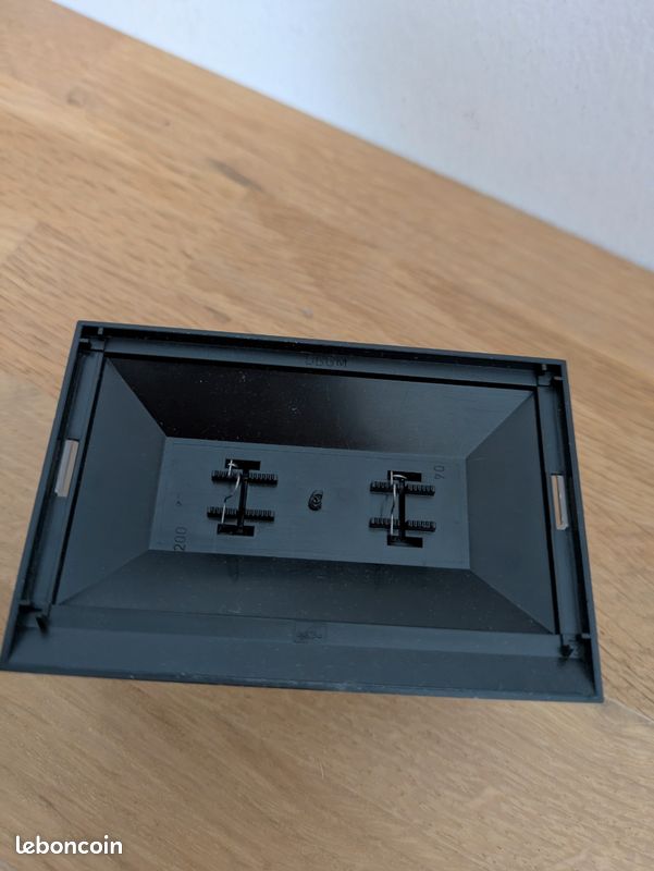 Miniature Mercedes-benz E320 Élégance.
Achetée à l'usine Mercedes de Stuttgart en 1997
Voiture sur son socle
Boite frottée (image 9)