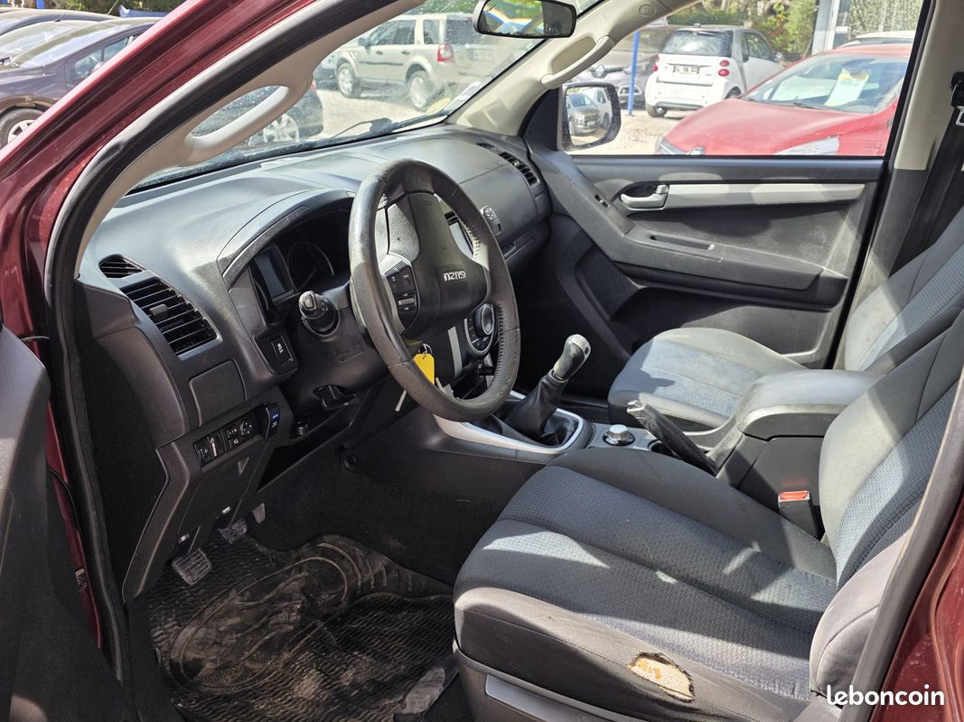 ISUZU D-MAX 2.5 4X4 CAB SOLAR Véhicule Première main (image 3)