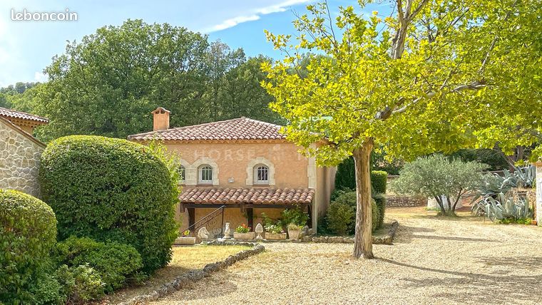 Villa 9 pièces 315 m²