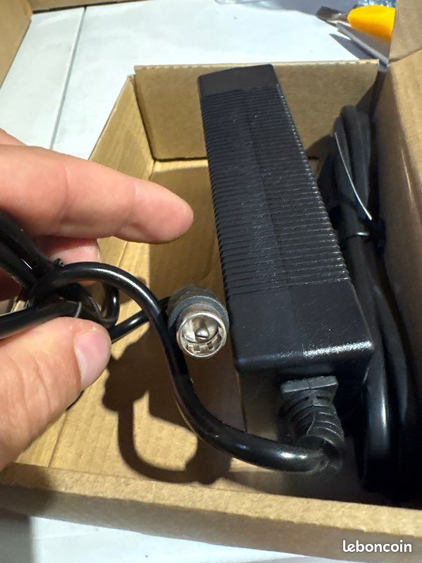 Chargeur 54.6V 1.5A Pour Batterie Li-ION - Trottinette, Vélo Électrique - Entrée 100-240V