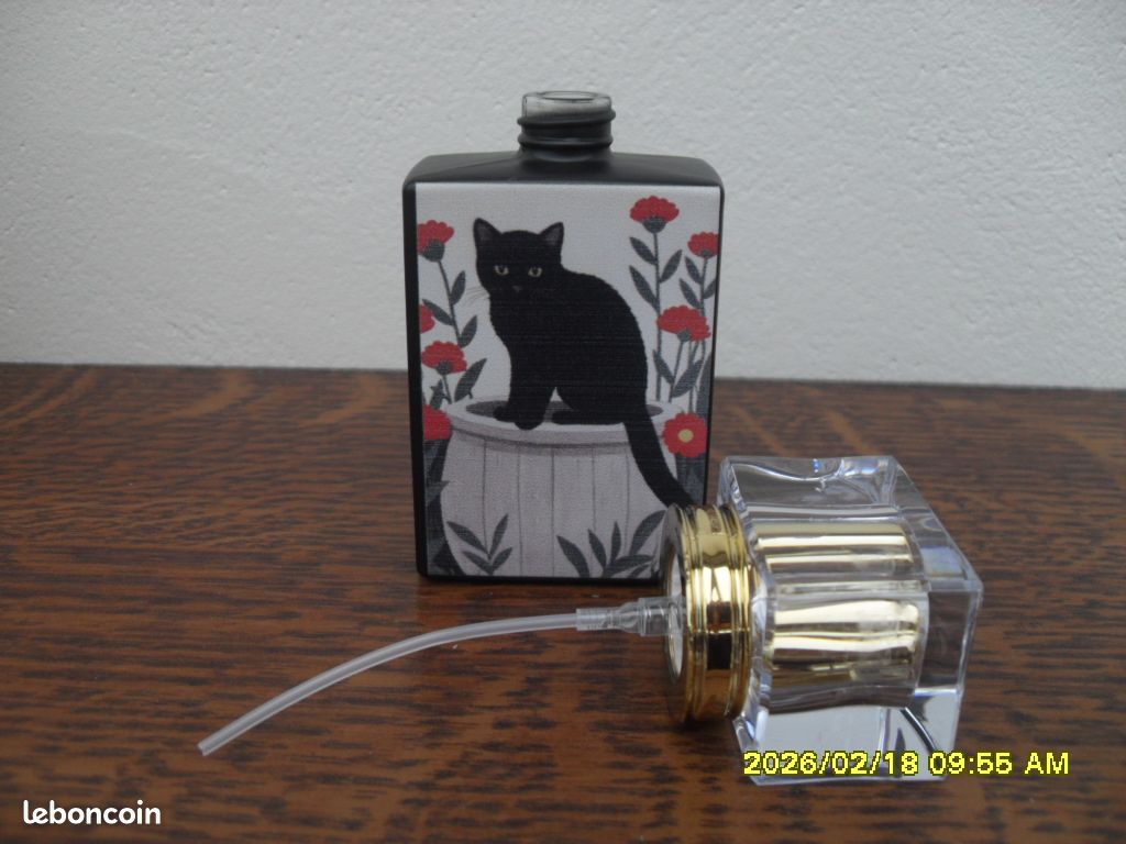Vaporisateur de parfum en verre noir de 30 ml, orné d'un motif de chat." (image 2)
