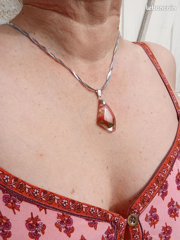 Collier pendentif en résine tranparent (image 1)