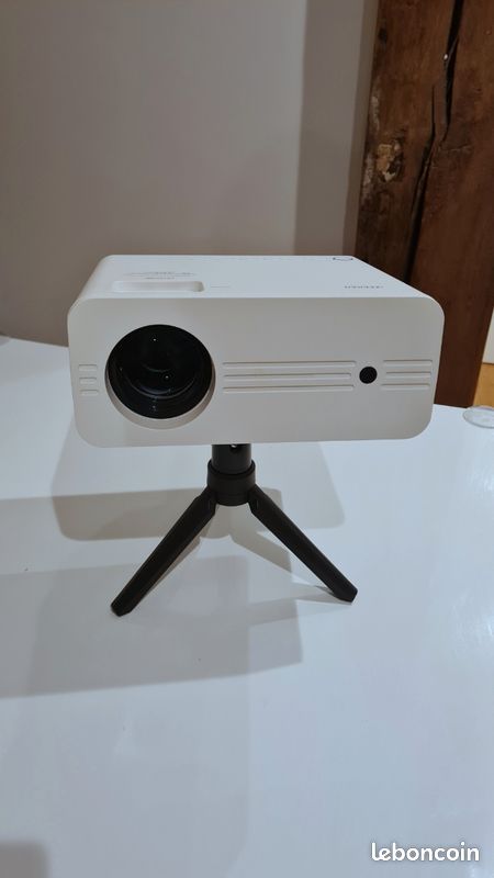 Projecteur iZEEKER – Trépied + accessoires inclus (image 2)