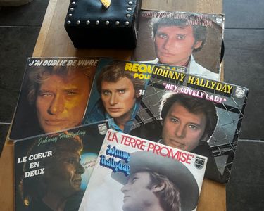 Pin's Johnny Hallyday Couleur Jaune