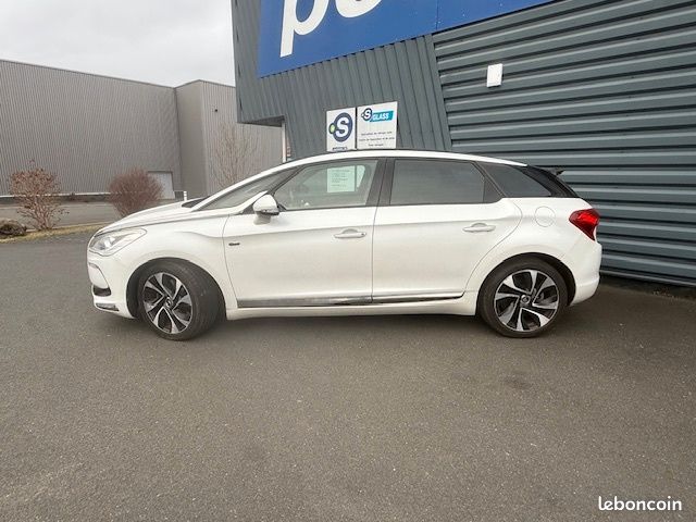 Citroën DS5 Hybrid4 So Chic BMP6 ENTRETIEN COMPLET (BATTERIE HYBRIDATION ET AIRBAG REMPLACÉS) (image 2)