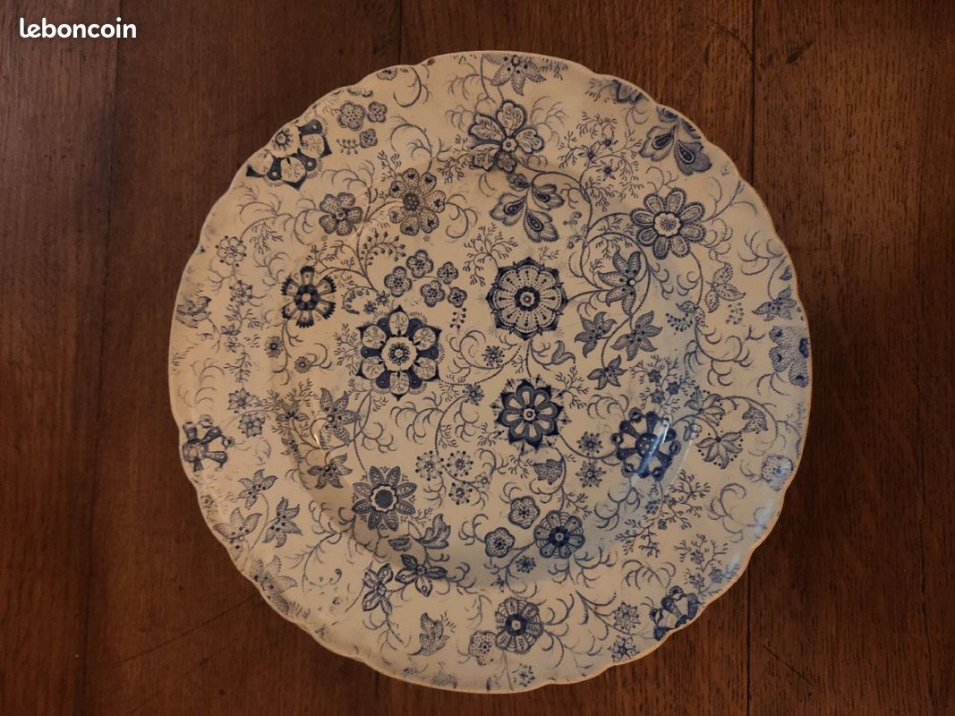 Jolies assiettes blanches et bleues (image 1)