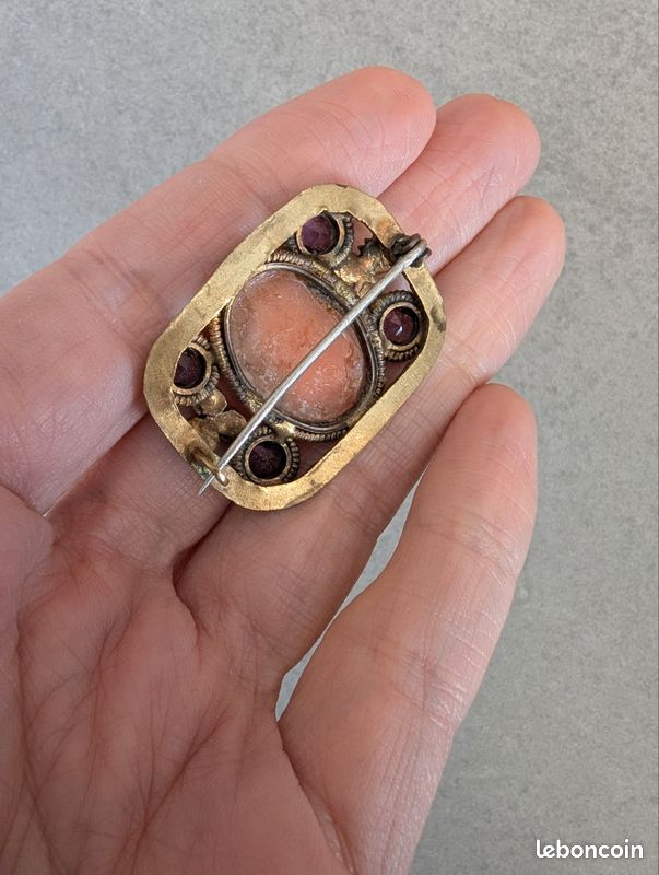 ANCIENNE BROCHE FIN CAMEE EN PIERRE DE LAVE SCULPTEE