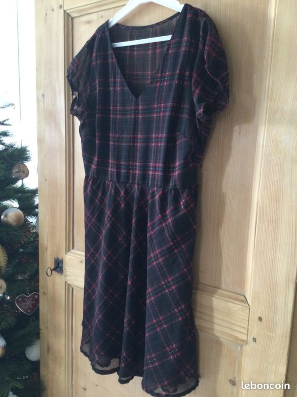 Robe fluide imprimée carreaux écossais sur fond noir (image 2)