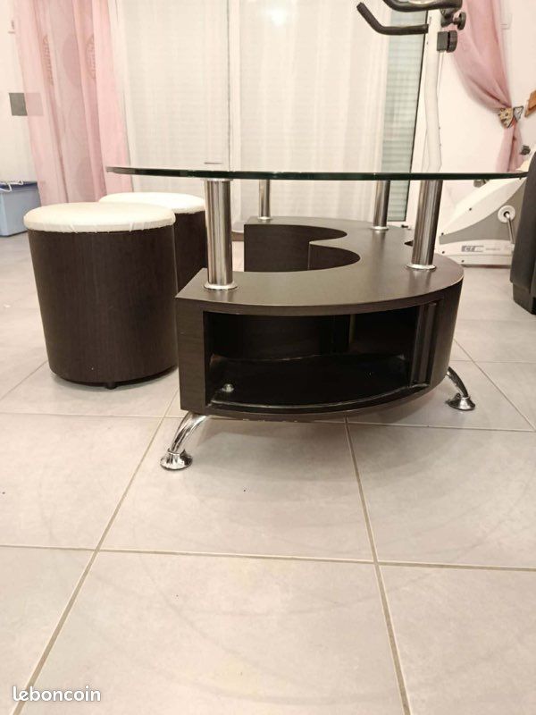 Table basse avec des poufs intégrés