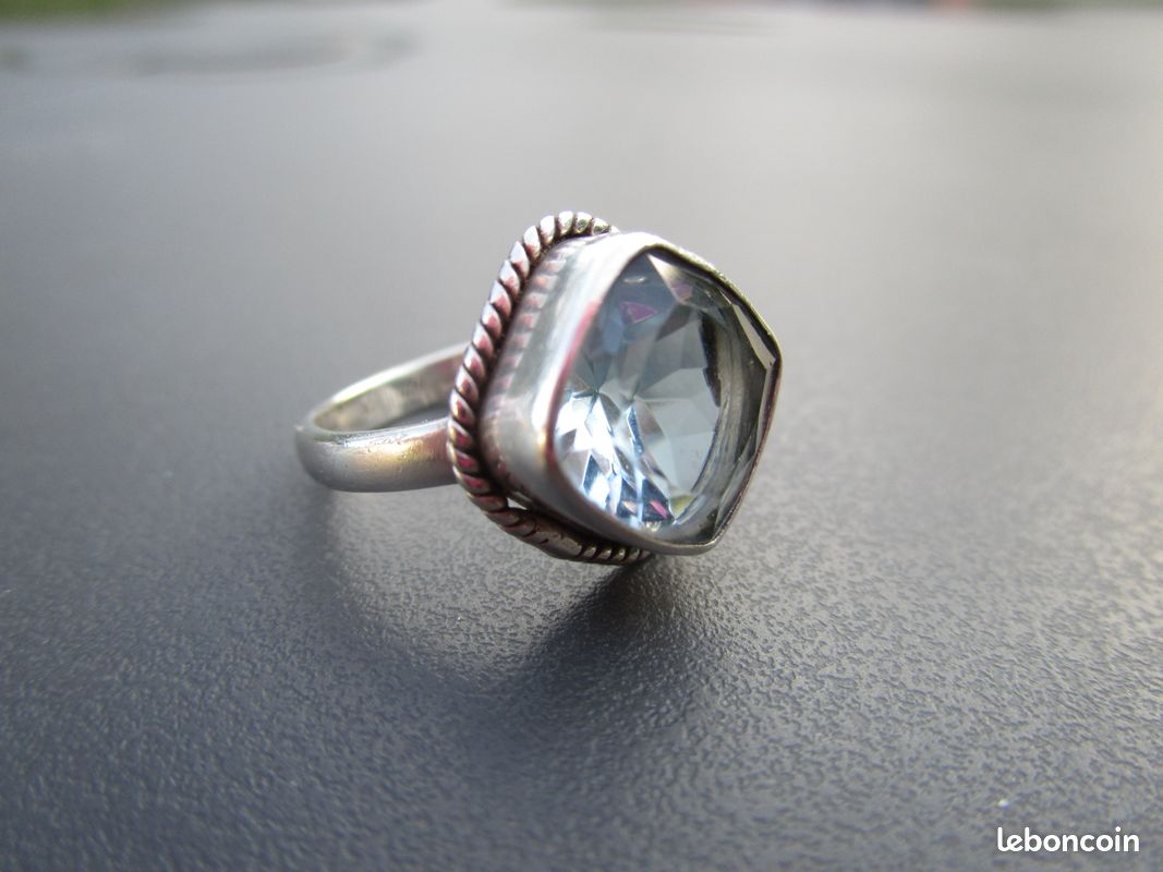 Bague en argent sertie d'une pierre aigue marine bleue Montres