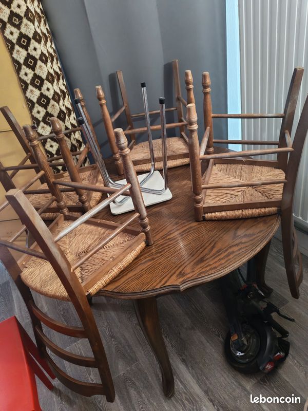 Table ronde marron en bois avec chaise à vendre 50 (image 1)