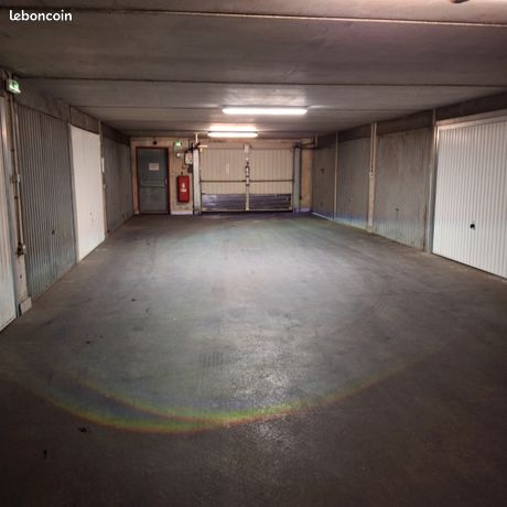 Garage à sécurisé portail principal électrique portail du garage sectionnel camera gardiennage accès direct à la gare idéalement situé avenue falabregues immeuble coller à la gare au premier étage
