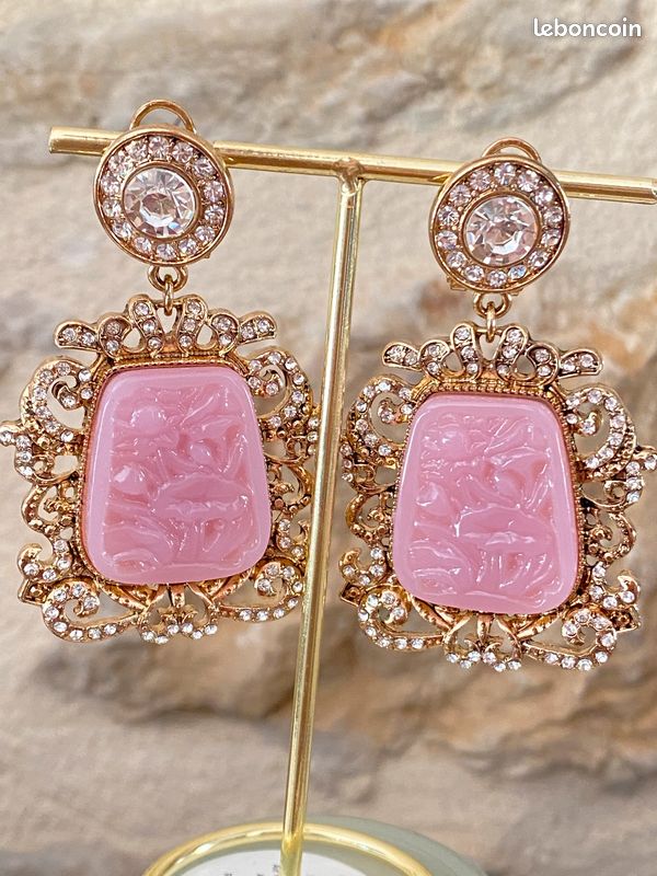 Boucles D'oreilles Pendantes Vintage Dorées – Clip Baroque Rose à Facettes – Élégance Rétro