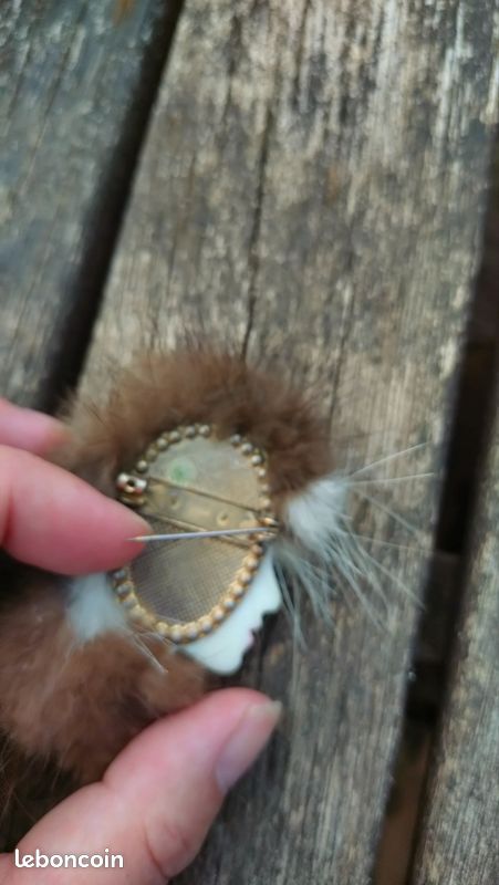 Broche vintage femme chapeau en fourrure et fibres brillantes années 80 (image 4)