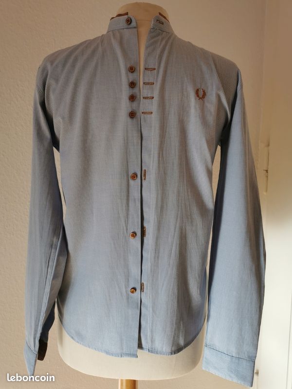 Chemise bleu clair Fred Perry taille L très bon état col et boutons très originaux (image 1)