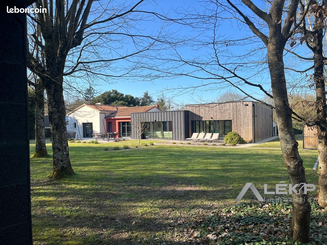 Maison 12 pièces 277 m² · à Les Herbiers · 277 m² · 959 500 €