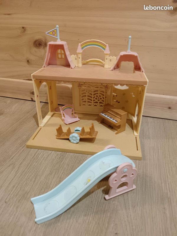Sylvanian Families – La Crèche Ensoleillée – Avec Bébé Lapin Bélier – Piano, Toboggan, Tableau, Changements De Décor – Dès 3 Ans