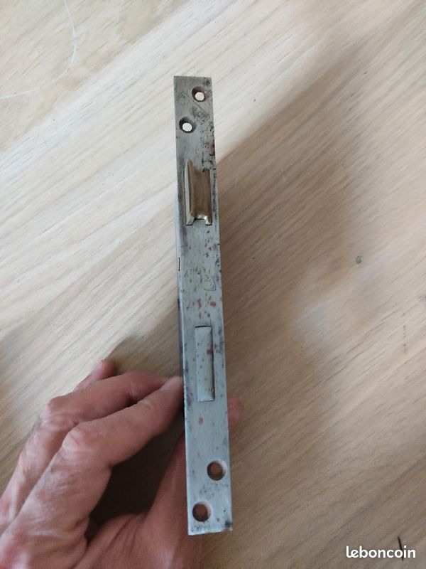 Vieille serrure de porte (image 2)