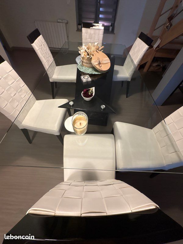 Table salle à manger et les six chaises (image 1)