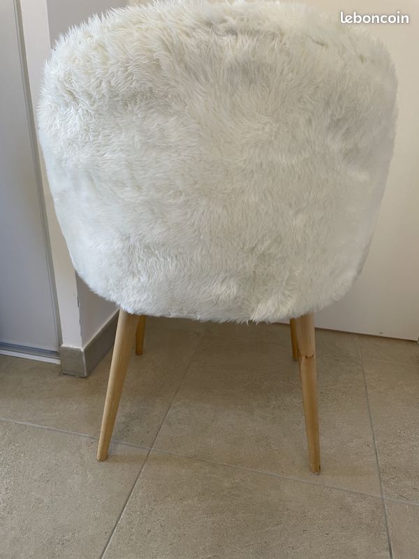 Chaise fausse foutrure pieds bois (image 4)