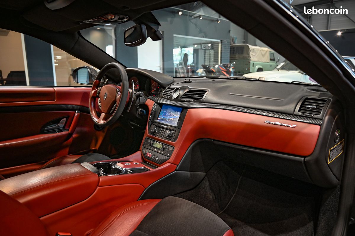 Maserati GranTurismo 4.7 V8 440ch MC-Shift F1 Phase 1 – Immat FR / Cuir Rouge / Alcantara Noir / Jantes Neptune 20’’ / Échappement Sport / Freins Brembo / Inserts Carbone / Navi (image 10)