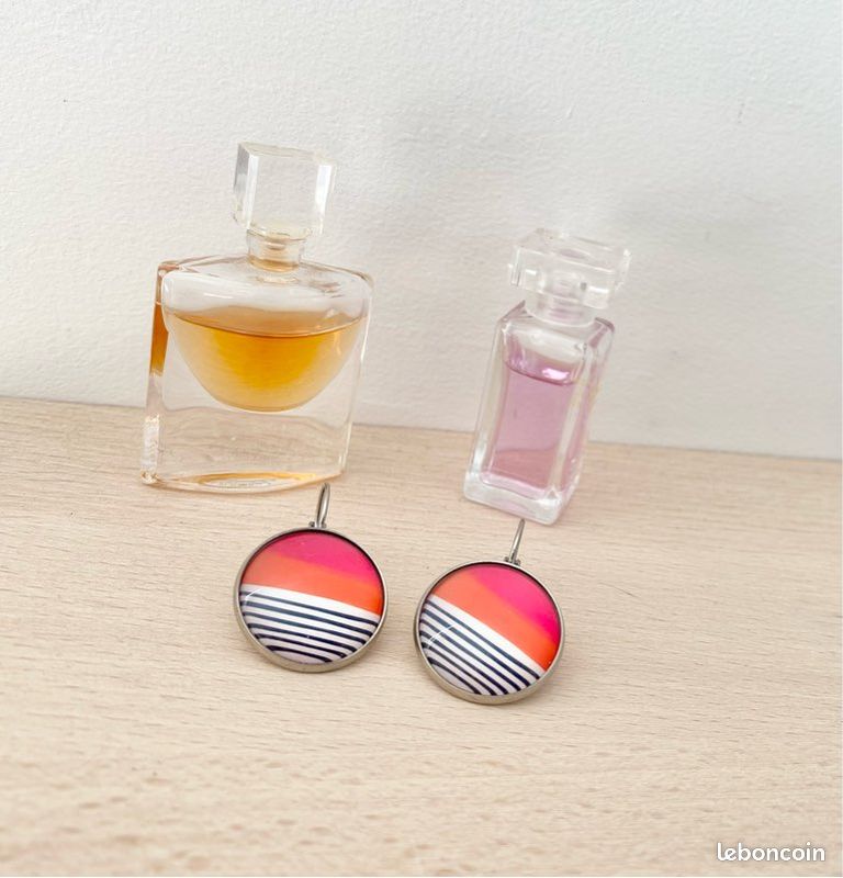 Boucles d’oreilles, dormeuse rose orange rayée blanc et noir (image 1)