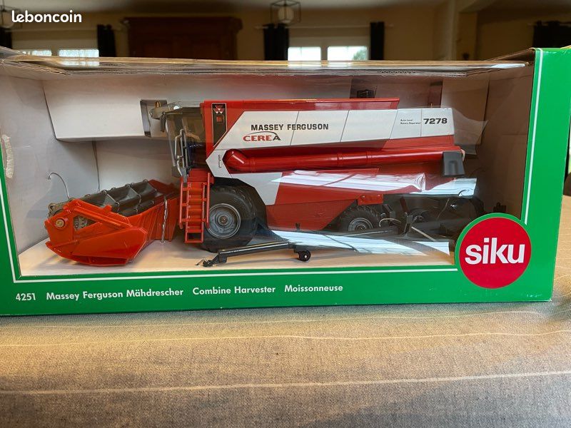 Une moissonneuse-batteuse Cerea 7278 de Massey Ferguson récoltant les