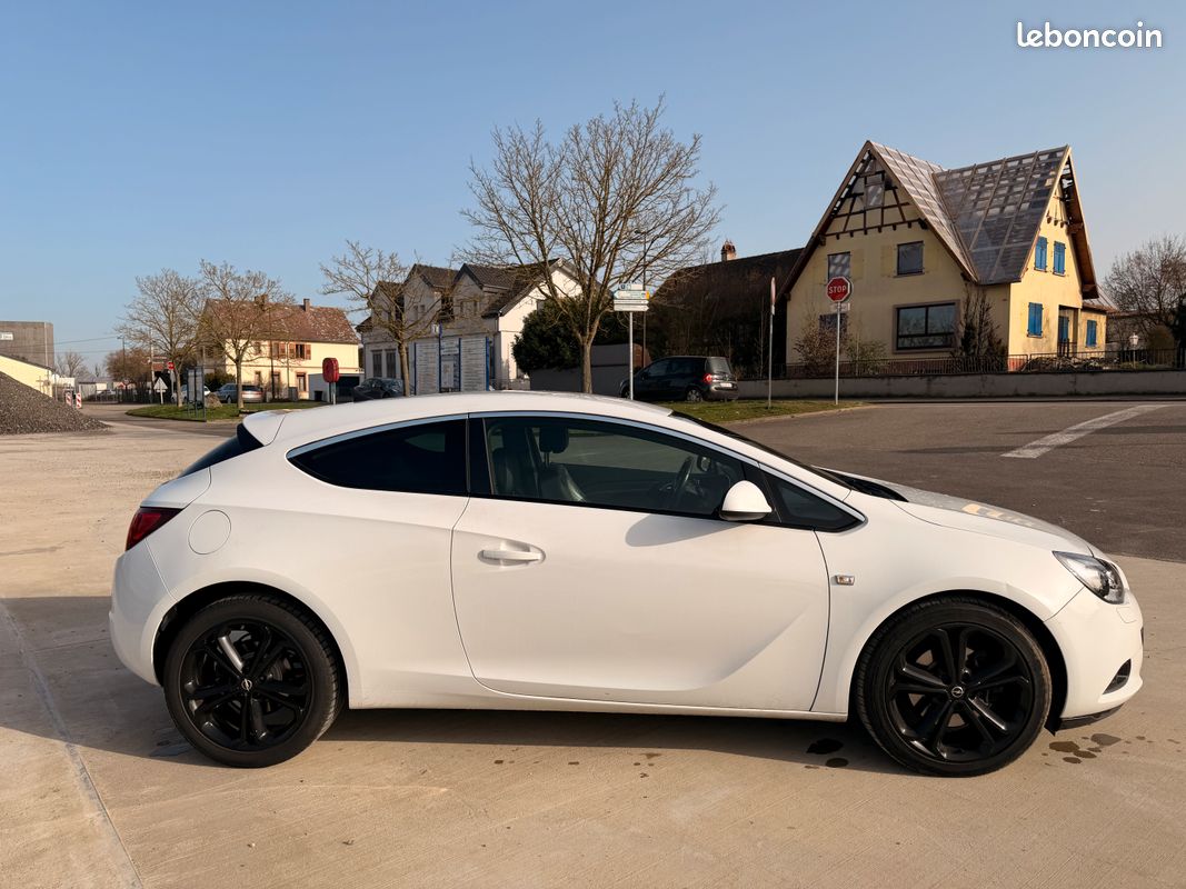 Opel Atra 2.0 CDTI 165 GTC (image 5)