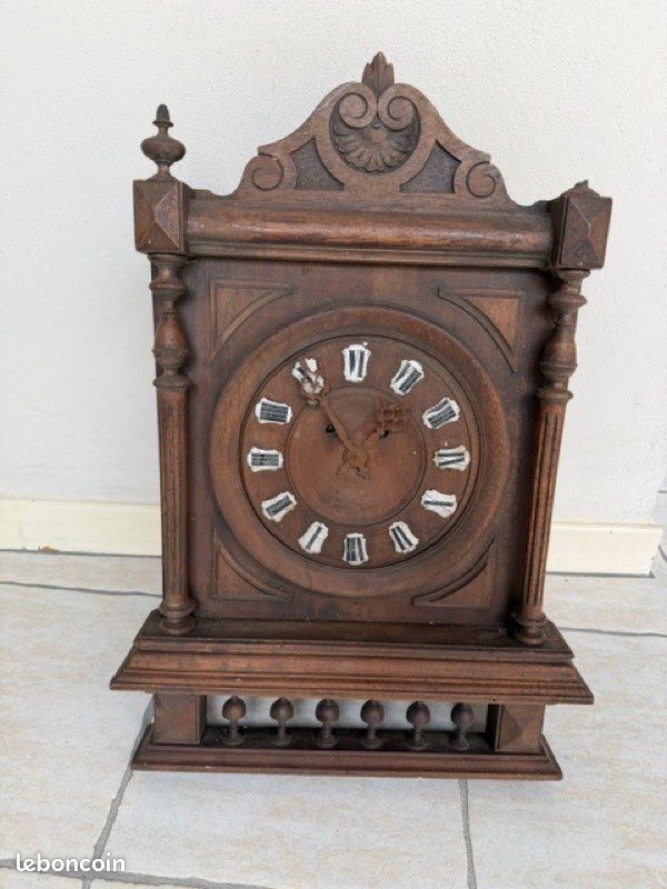 Horloge ancienne en bois avec balancier et clé (image 1)