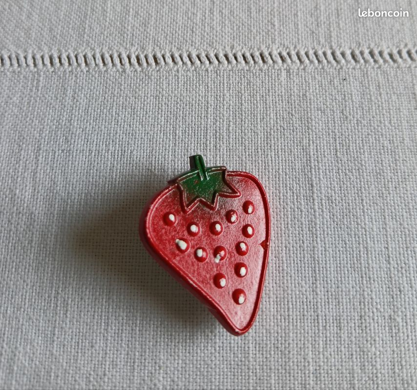 Broche en forme de fraise incrustée de strass, Acier inoxydable