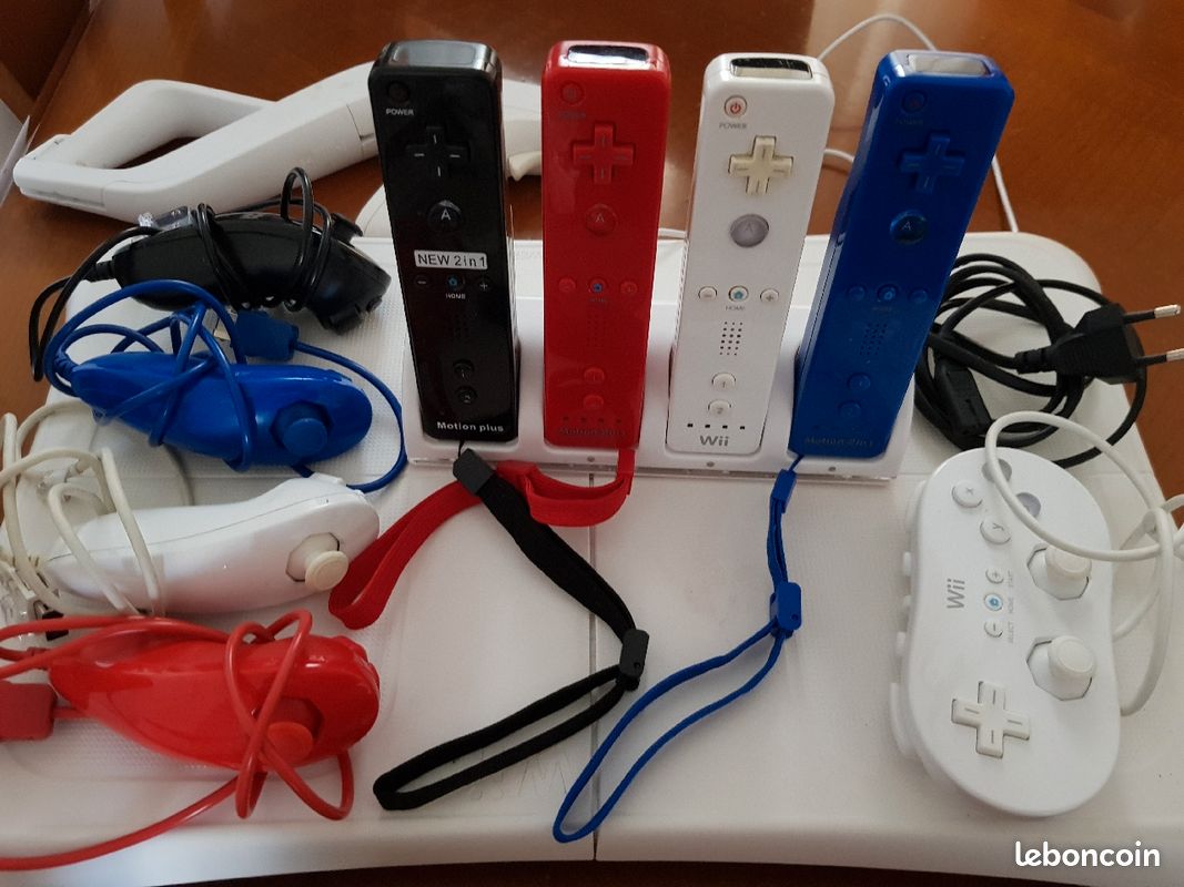 Console Wii + 4 manettes et nunchunk + wii fit + 15 jeux + chargeur + divers accessoires (image 5)
