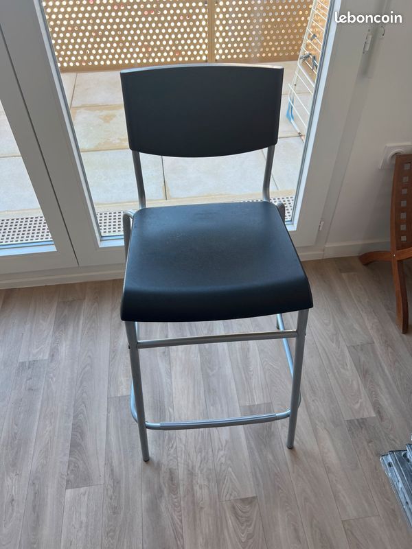 Chaise noire (image 1)