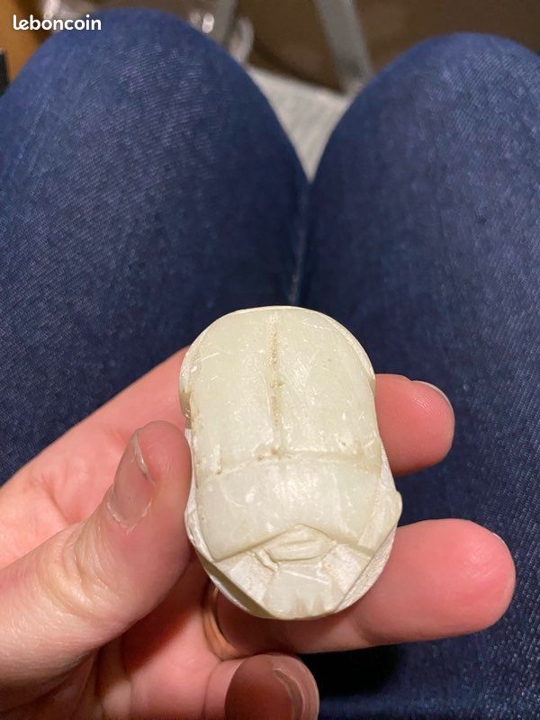 Scarabée égyptien en jade (image 1)
