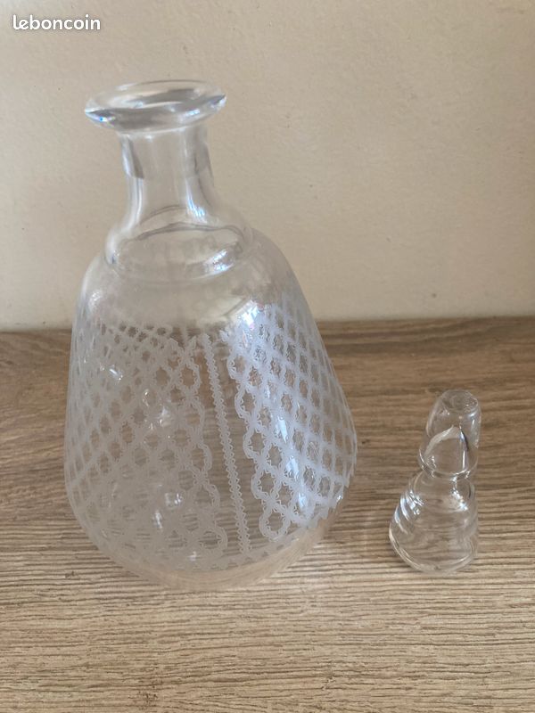 Flacon à parfum en cristal Baccarat avec bouchon (image 3)
