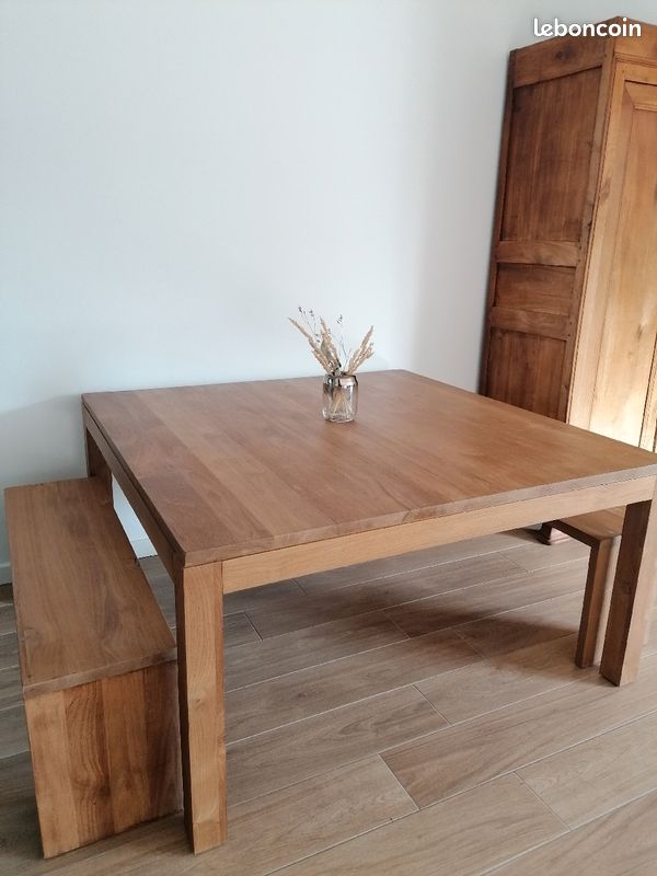 Table carrée + bancs en bois massif (teck recyclé) (image 1)