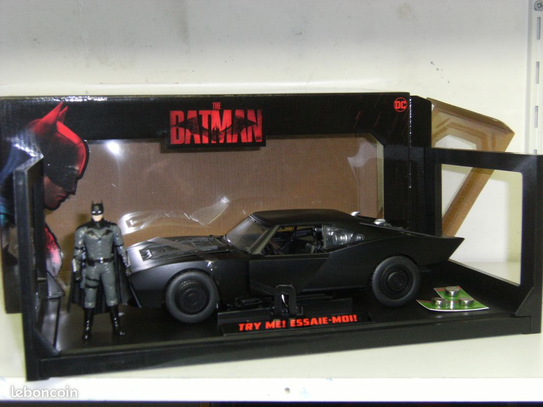 LE BATMAN 2022 Et Le Batmobile Découpe En Carton Double Pack - Bruce