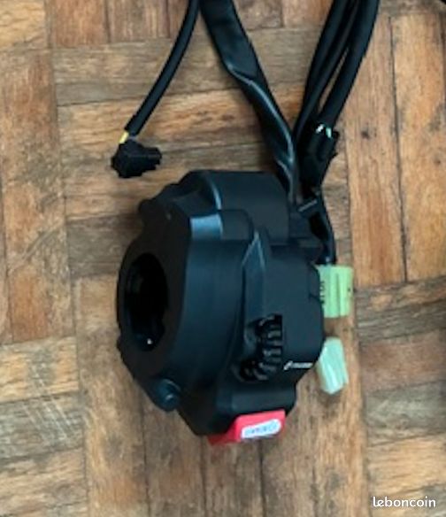 Commodo origine droit Yamaha R1 2020+ (image 1)