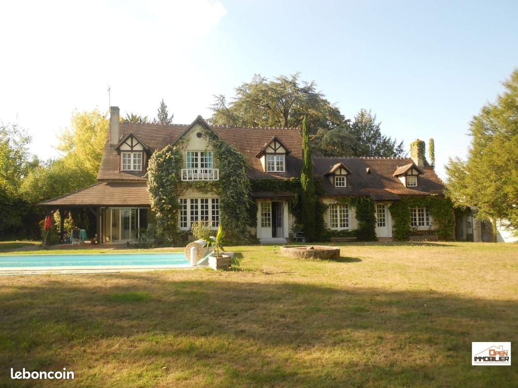 Maison 8 pièces 240 m² · à Montgivray · 240 m² · 318 000 €