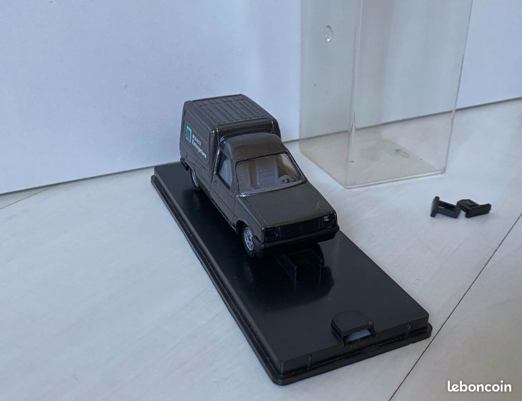 RENAULT EXPRESS PUB Automobile Miniature La Revue Des Pationne Neuf 1/43 Solido EUR 10,00